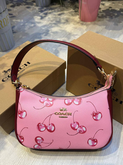 Coach tery 

25cm
95 dhs💓

with box
🎁🎁🎁

with cherry 🍒
115 dhs💓

Zain44
♥️♥️♥️