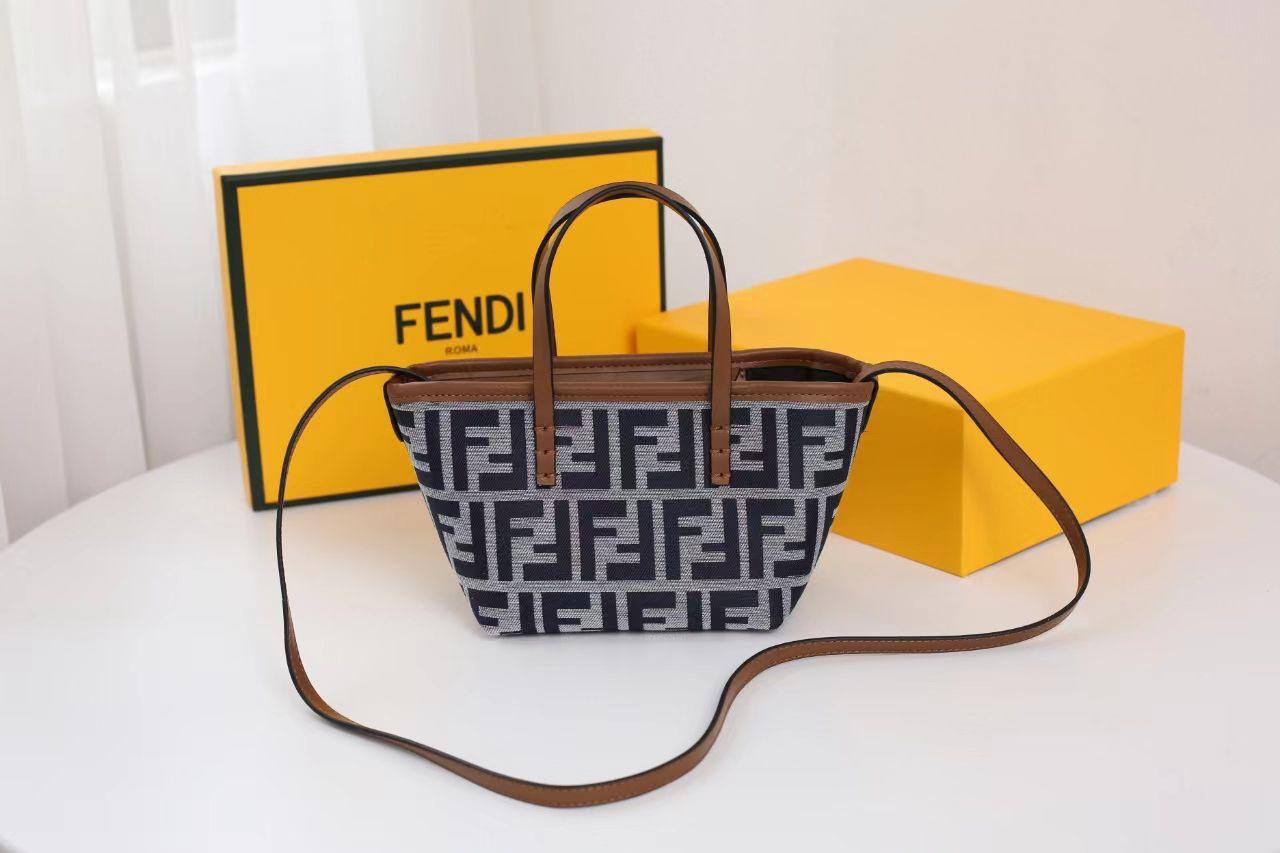Fendi
with box
🎁🎁🎁

85 dhs✅

Zain143
♥️♥️♥️