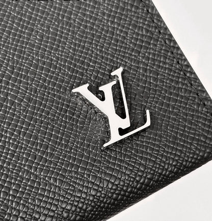 LOUIS VUITTON HAND BAG POUCH NEW CAME GOOD QUALITY WITH 
BOX 
95 dhs✅

Zain295
♥️♥️♥️