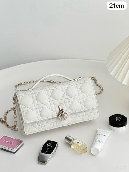 💖 Dior chanel
1⃣️ First quality +🎁
Size : 21 * 12 cm
115 dhs❣️
with box 🎁

Zain115
♥️♥️♥️