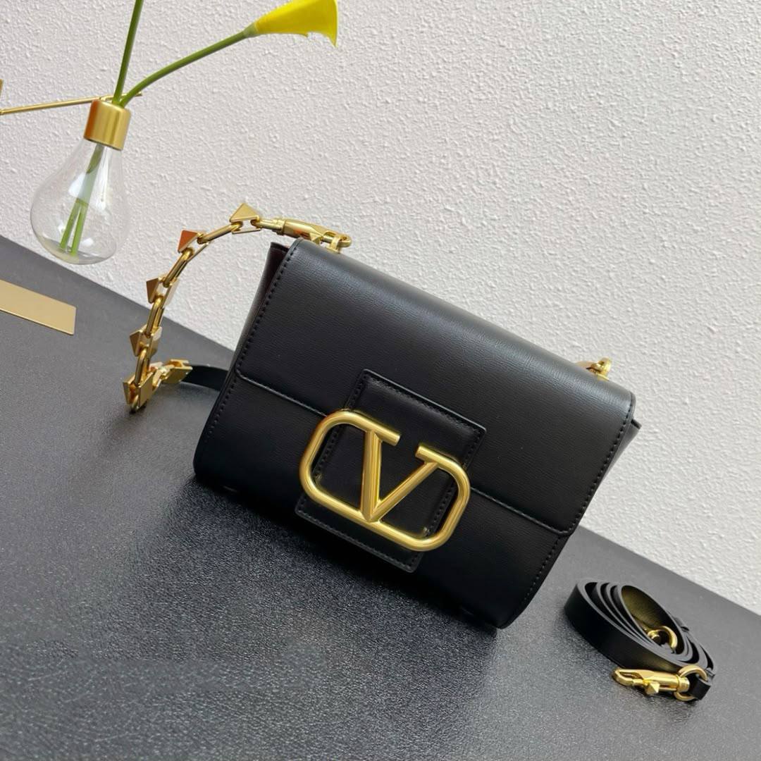 VALENTINO 
COPY ONE
200 dhs✅

Zain295
♥️♥️♥️