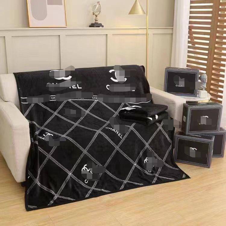 Master blanket 
Good quality 
Velvet 
Size 150*200
With boxes 🧳🧳🧳
45 dhs🪙💚

Zain99