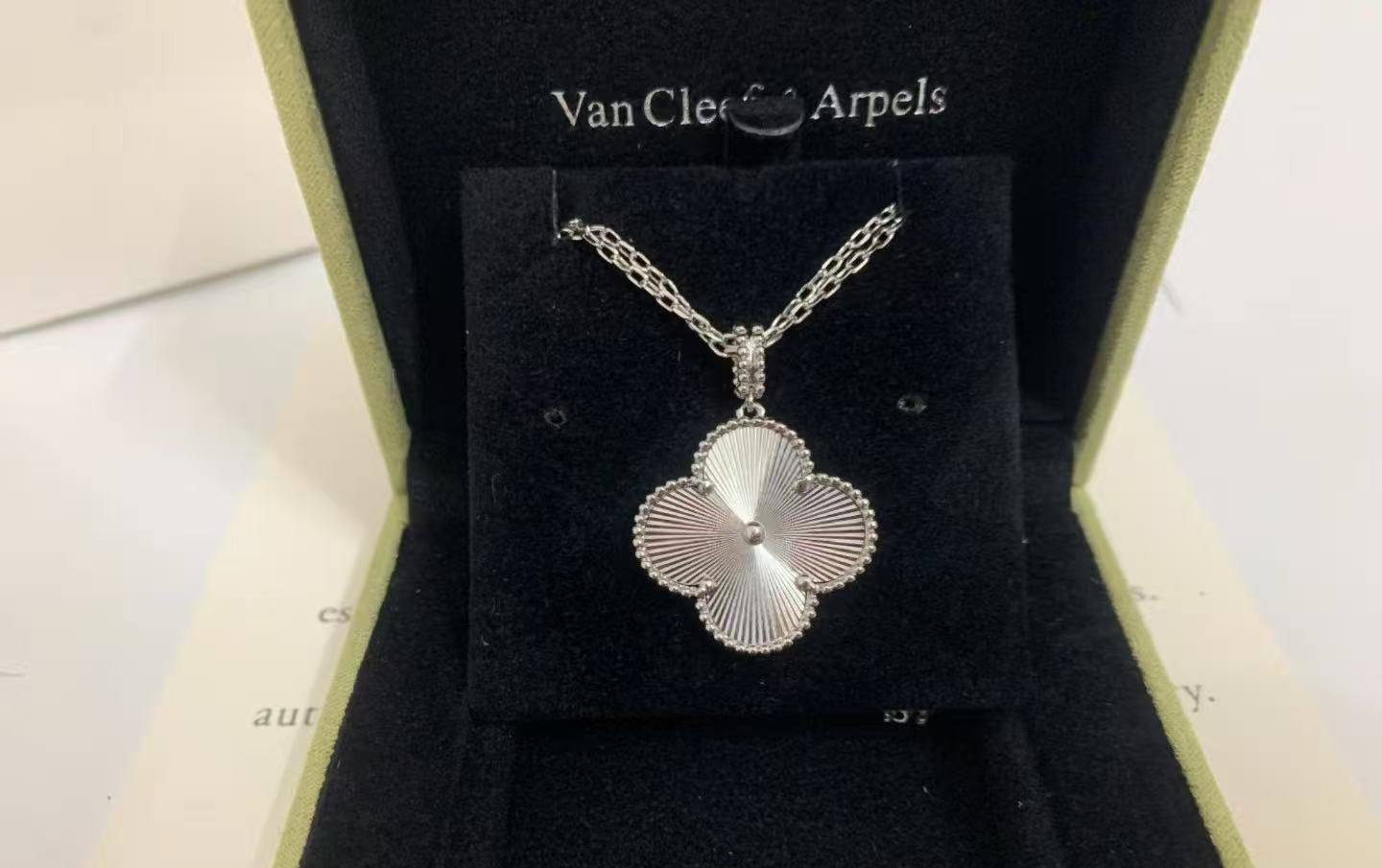 VCA
Necklace 
*Master*🍃💕
With normal box 🎁
55 dhs❣️

Zain263
♥️♥️♥️