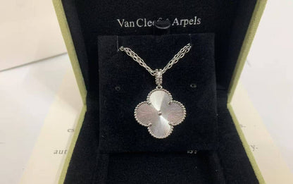 VCA
Necklace 
*Master*🍃💕
With normal box 🎁
55 dhs❣️

Zain263
♥️♥️♥️