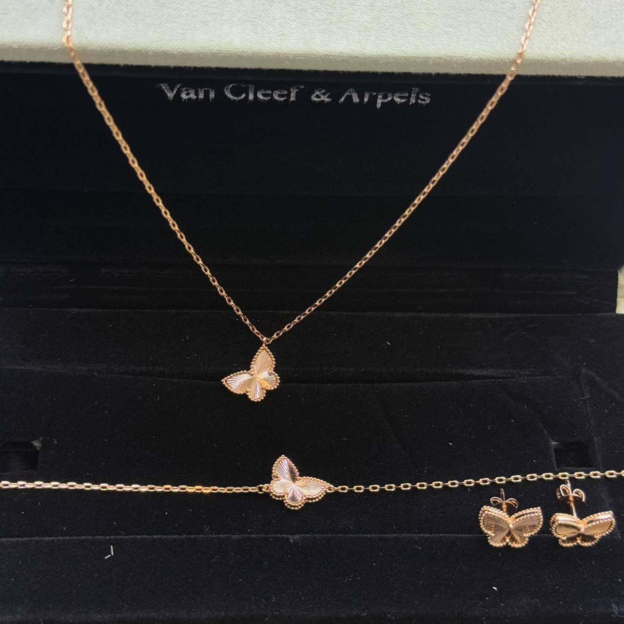VCA ❤️‍🔥*
Necklace ✨
Earring 💥
Bracelet 🌊
Master quality 💯
With normal boxes 🗃️ 
115 dhs✅
With master box 📦 
140 dhs✅

Zain216
♥️♥️♥️