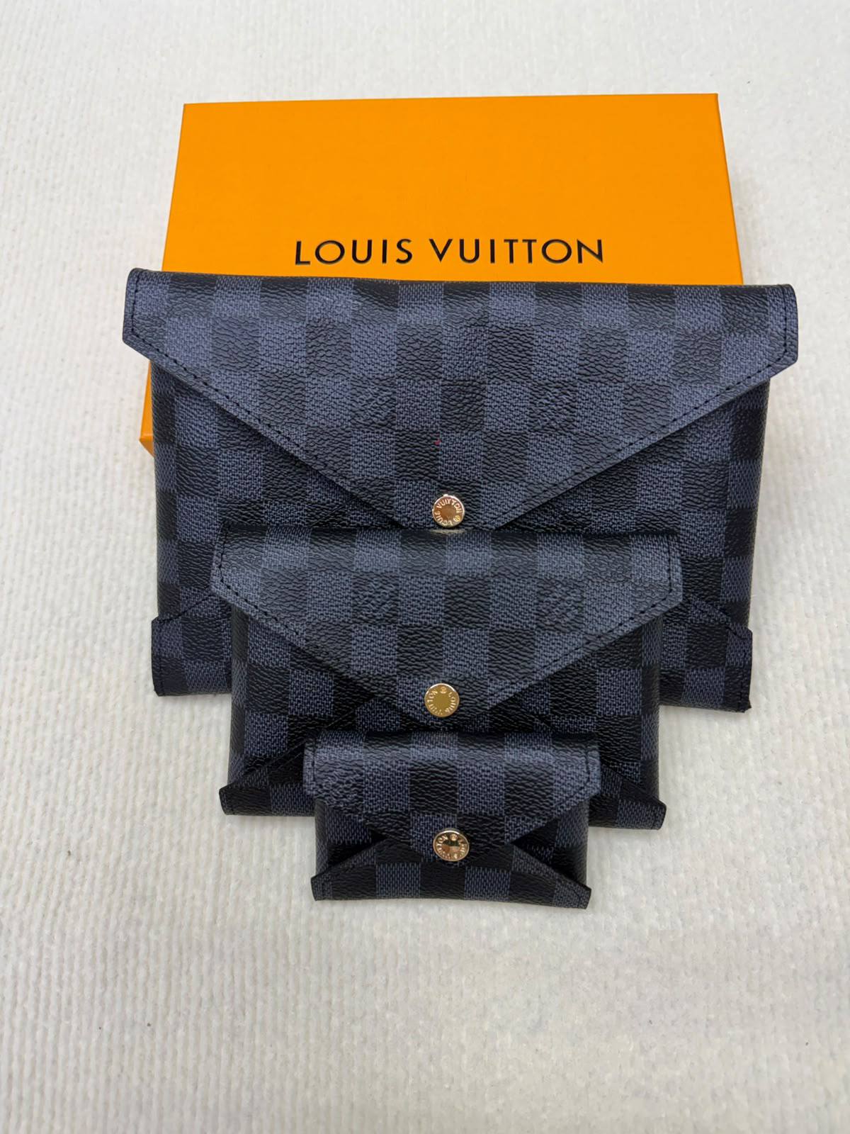 LV     3-piece set

Size  26cm/16/10

With box
80 dhs🇦🇪🇦🇪

Zain04
♥️♥️♥️