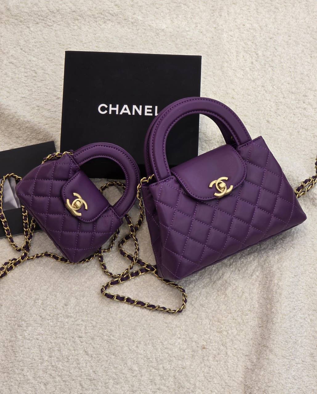 Chanel

 20Cm 
230 dhs🌺

 12Cm
170 dhs🌺

     WITH BOX
🎁🎁🎁

Zain131
♥️♥️♥️