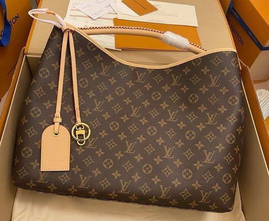 LV 
Master quality
45*33*13cm 

with box
🎁🎁🎁

240 dhs💓

Zain95
♥️♥️♥️