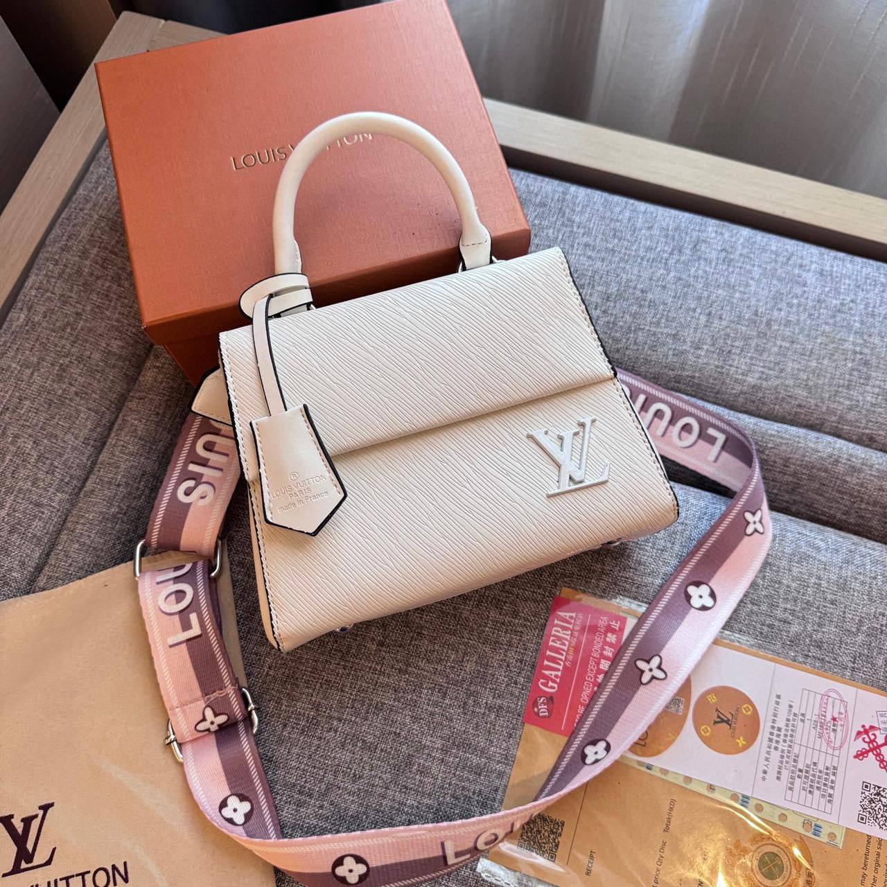 LV
75 dhs❣️

With box
🎁🎁🎁

Zain219
♥️♥️♥️