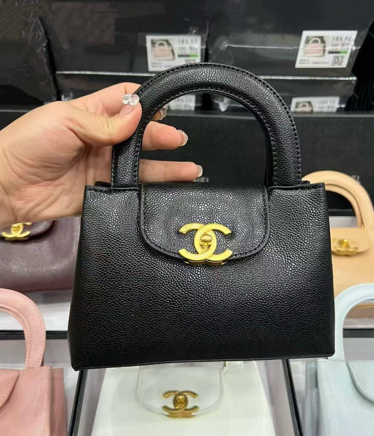 CHANEL

 NEW CAME 

GOOD QUALITY 

WITH BOX 

100 dhs🇦🇪🇦🇪

Zain295
Zain39
♥️♥️♥️