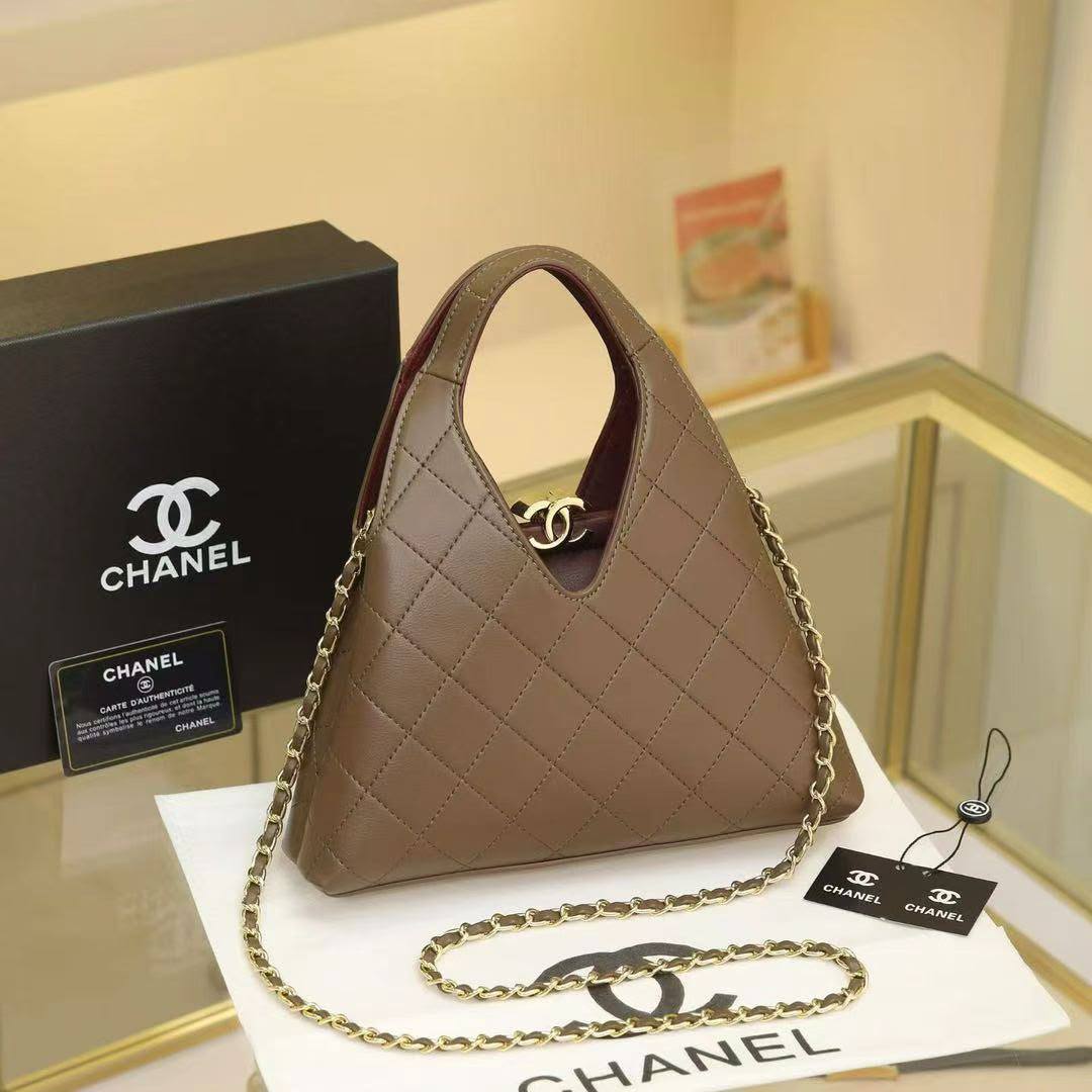 CHANEL 

SIZE  ……… 22CM 

135 dhs🇦🇪🇦🇪
Withbox 

Zain244
♥️♥️♥️