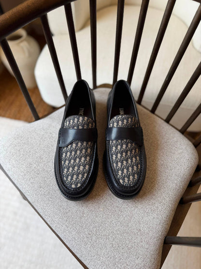 Christian Dior
*AAA QUALITY*
*size: 40 to 46*
550 dhs✅

Zain185
♥️♥️♥️