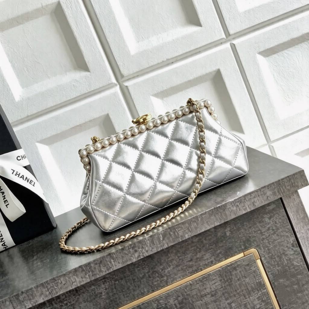 CHANEL
 COPY ONE 
 WITH BOX 
150 dhs💓

Zain295
♥️♥️♥️