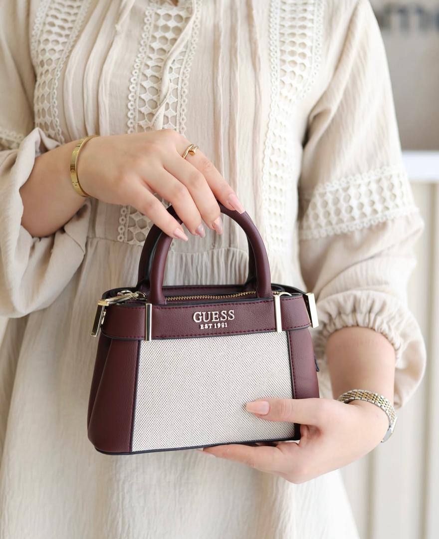Guess
95 dhs🪙🌨️

with box
🎁🎁🎁

size 21cm

Zain26
♥️♥️♥️