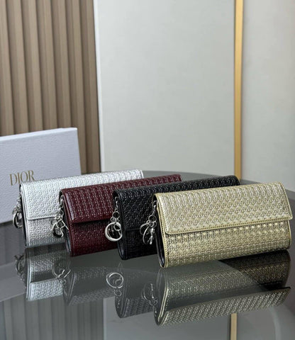 Dior - CH
95 dhs❣️

with box
🎁🎁🎁

size 21cm

Zain42
♥️♥️♥️