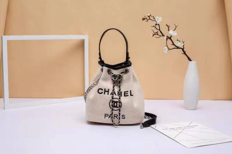 New arrived 
Chanel 
110 dhs🌺
Size 22 cm 

Zain161
♥️♥️♥️