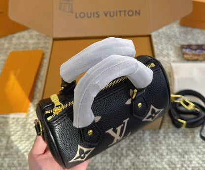 LV
NEW CAME GOOD QUALITY WITH BOX  🎁
90 dhs✅

Zain295
♥️♥️♥️