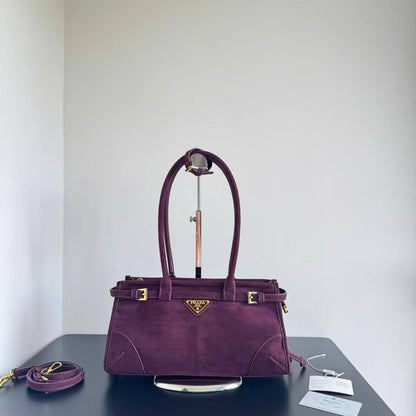 Prada 
          32Cm
260 dhs🪙🌨️

Zain131
♥️♥️♥️