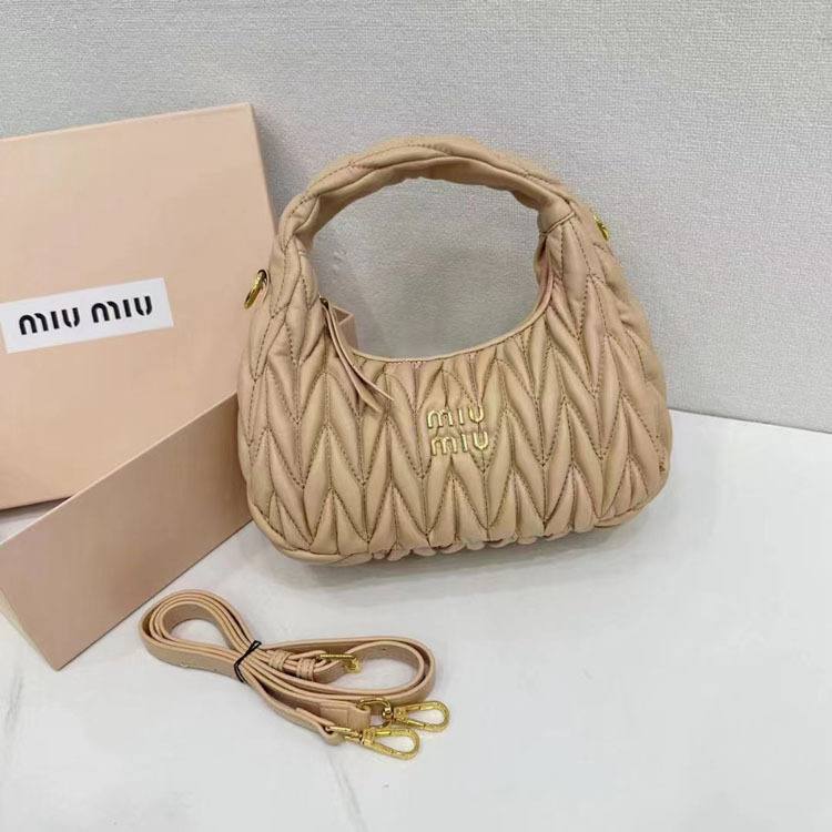 MIUMIU

Best quality 
with box
100 dhs🇦🇪🇦🇪


size 20CM

Zain290
♥️♥️🇦🇪