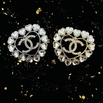 BROOCH🦋*
Good quality 🍁
With black boxes 📦 
20 dhs💓

With normal box 🗃️ 
And paper bag 🛍️
35 dhs💓

Zain216
♥️♥️♥️