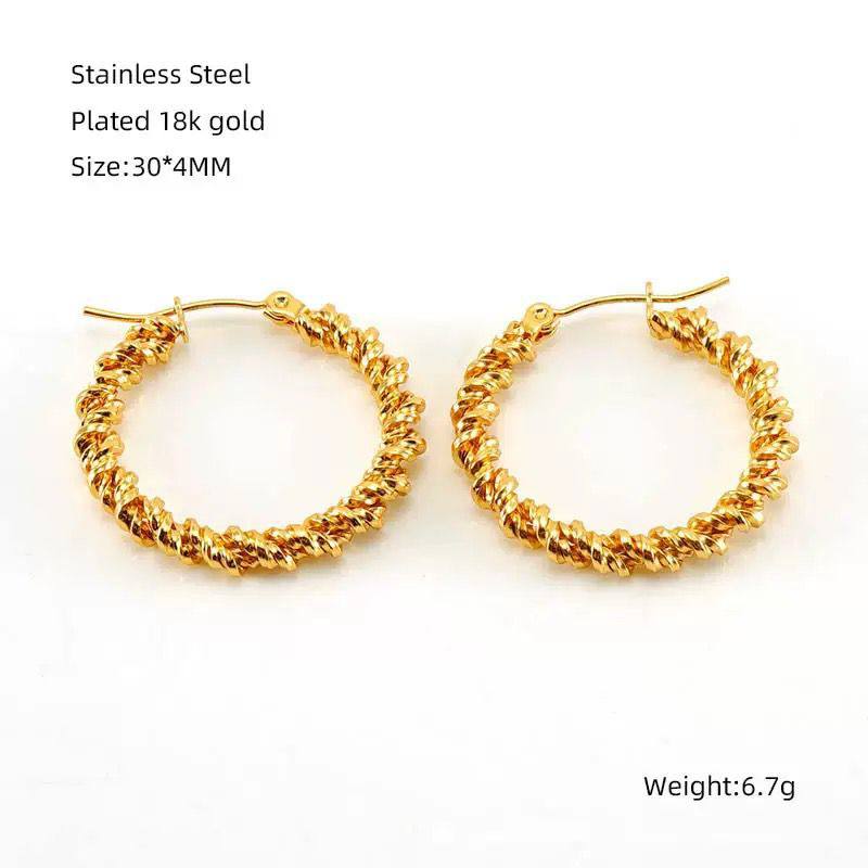 New arrival 
Stainless steel with 18k gold plated earrings 
Non tarnish 
20 dhs🪙🌨️

Zain242
♥️♥️♥️