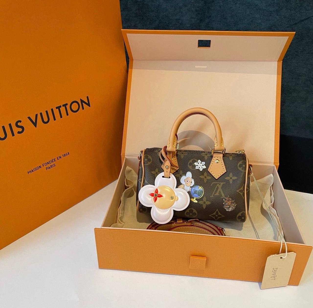 LV
125 dhs✅
size：16cm
High-quality with box

Zain35
♥️♥️♥️