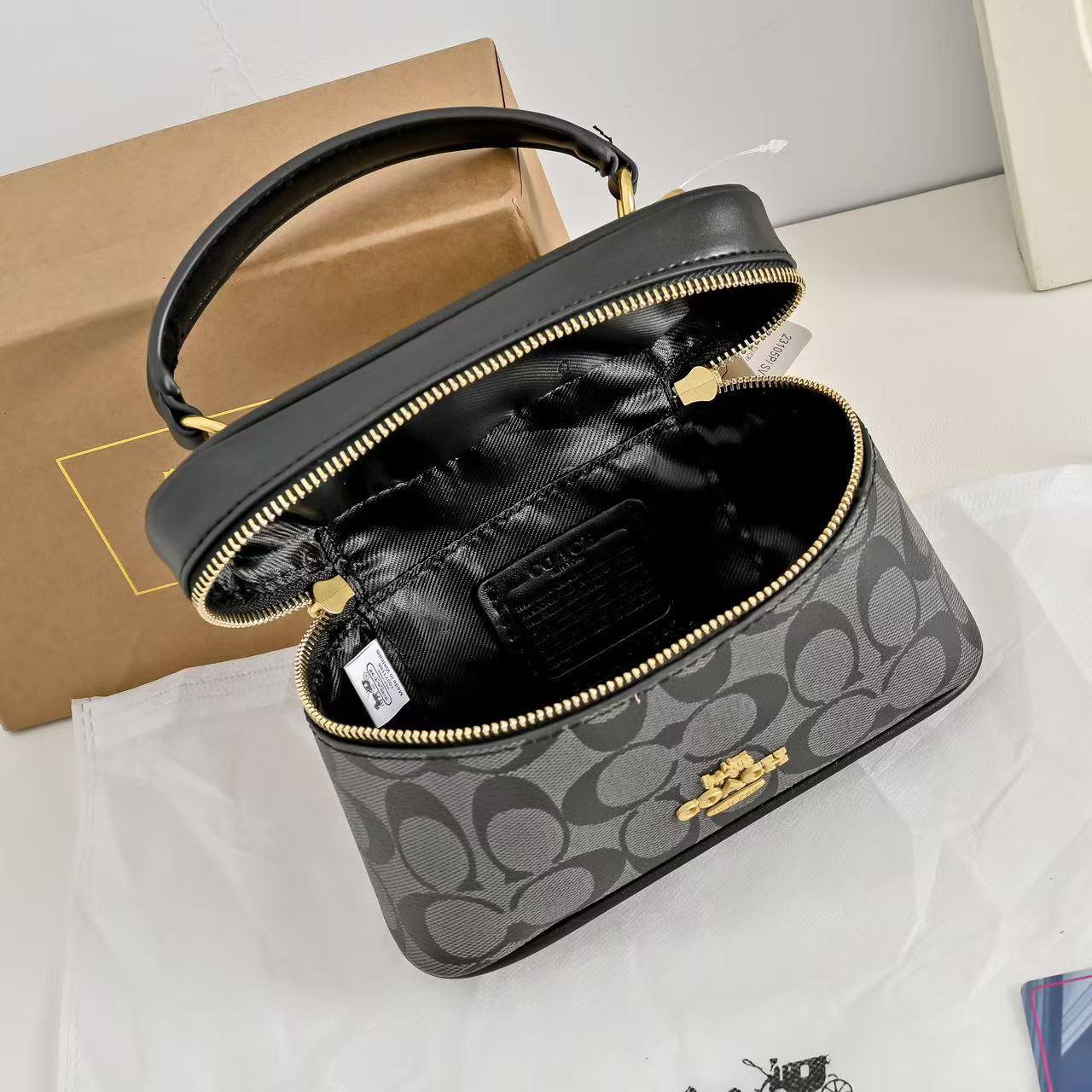 Coach
Coach
95 dhs🇦🇪🇦🇪
with box
size 19×6×11cm

Zain42
♥️♥️♥️