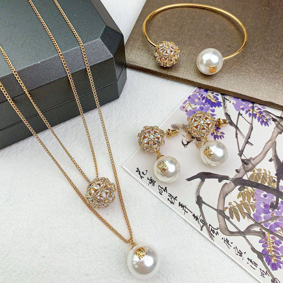 CH SET 💫✨
MASTER NECKLACE
EARRING BANGLE
WITH BOX AND PAPER BAG🎁🛍️
200 DHS🇦🇪🇦🇪

Zain89
♥️♥️♥️