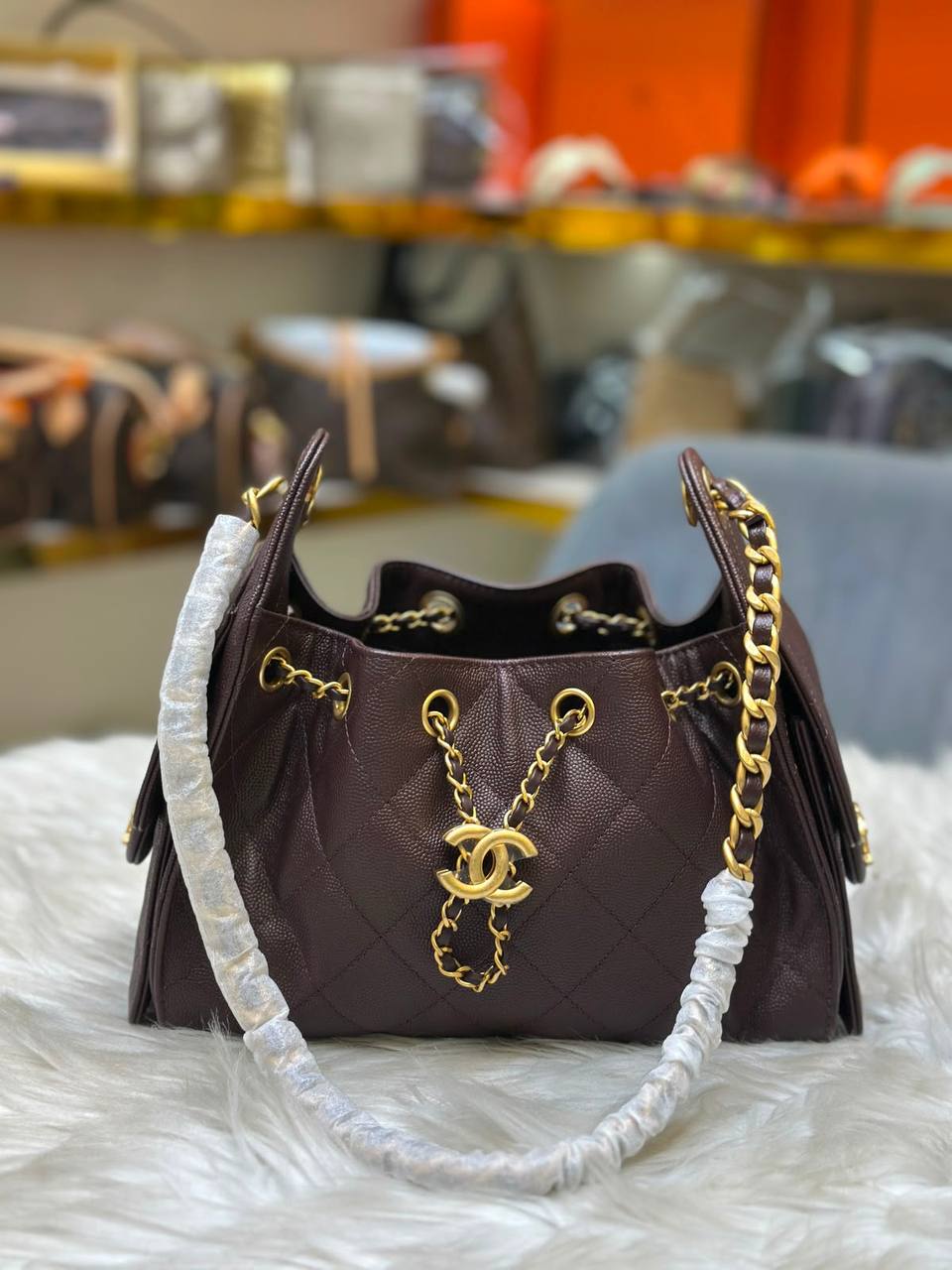 New Arrival 😍
Chanel 25 bag is crafted from dark brown quilted caviar calfskin leather and accented with aged gold-tone hardware❤️❤️
For Price 👇 WhatsApp✅
0568585901 
0507557372
0552275751 Owner Zain 👌

Zain71
♥️♥️♥️