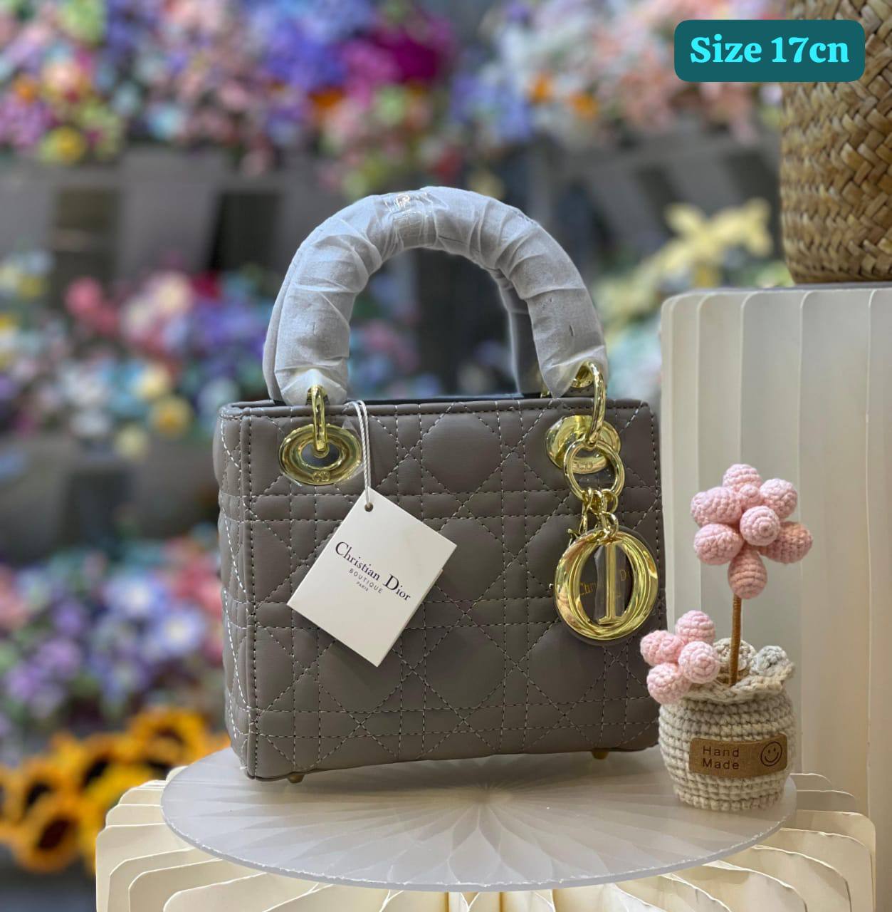 Dior
Good quality 
with box 
🎁🎁🎁

95 dhs🪙🌨️

Zain186
♥️♥️♥️