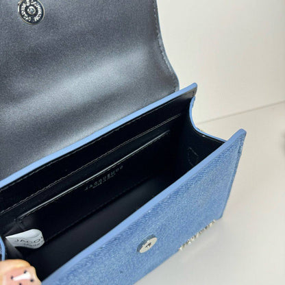 JACQUEMUS
 HIGH QUALITY 
NEW CAME ,

WITH BOX 
🎁🎁🎁

110 dhs❣️

Zain39
♥️♥️♥️