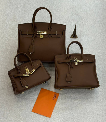 Hermes 
Master❣️❣️
30Cm 380 dhs🇦🇪🇦🇪
25Cm 360 dhs🇦🇪🇦🇪
20Cm 320 dhs🇦🇪🇦🇪
💼 With Box 💼

Zain131
♥️♥️