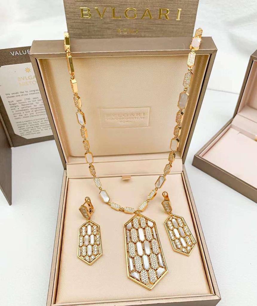 Bvlgari Set
           _long Necklace_
           _Earrings_
*350 dhs🌺💰 WITH GOOD BOX AND PAPER BAG*🛍️🎁
*470 dhs🌺💰WITH MASTER BOX And Paper BAG*🛍️🎁
         
*Master Quality*✨✅

Zain89
♥️♥️♥️
