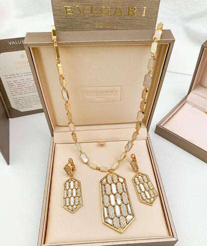 Bvlgari Set
           _long Necklace_
           _Earrings_
*350 dhs🌺💰 WITH GOOD BOX AND PAPER BAG*🛍️🎁
*470 dhs🌺💰WITH MASTER BOX And Paper BAG*🛍️🎁
         
*Master Quality*✨✅

Zain89
♥️♥️♥️