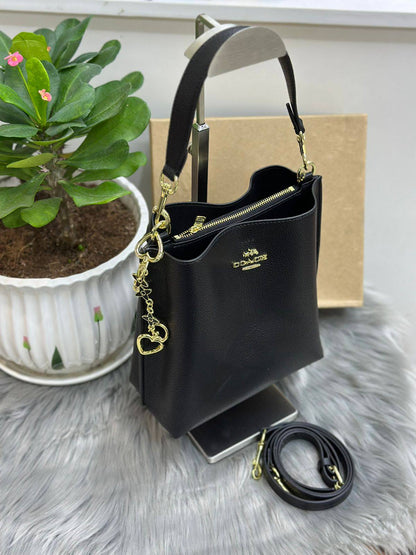 COACH
SIZE  ……… 20CM🥰

95 dhs🪙🌨️

with BOX🌷
🎁🎁🎁

Zain244
♥️♥️♥️