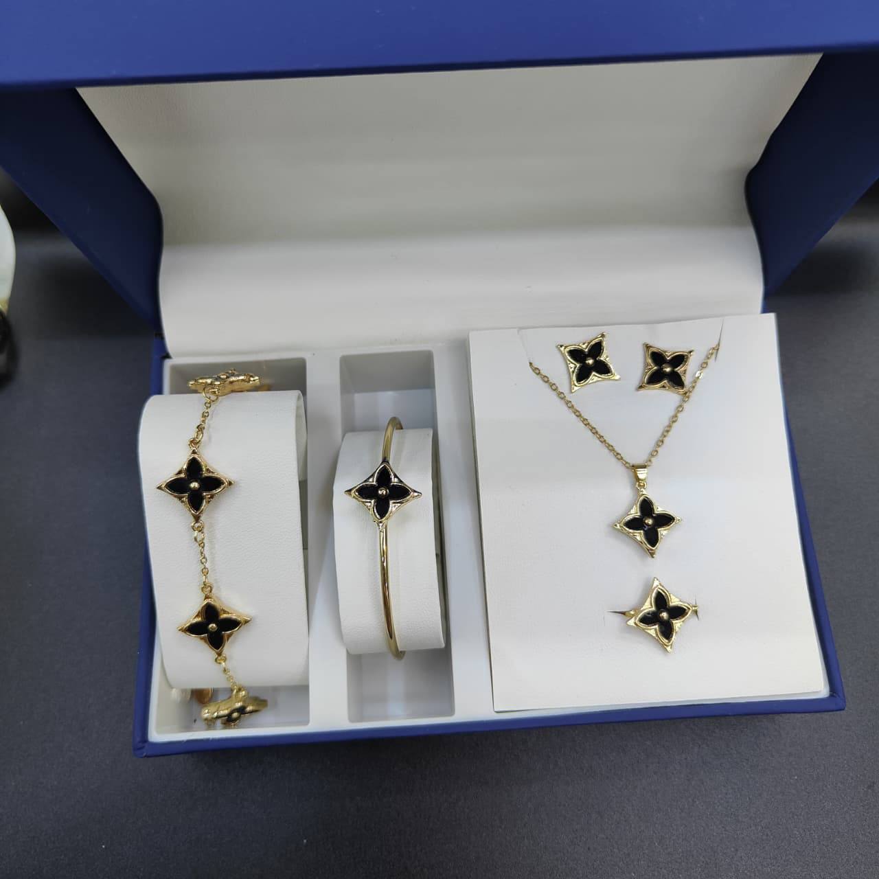 VCA Set
with box🎁

70 dhs✅

Zain25
♥️♥️♥️