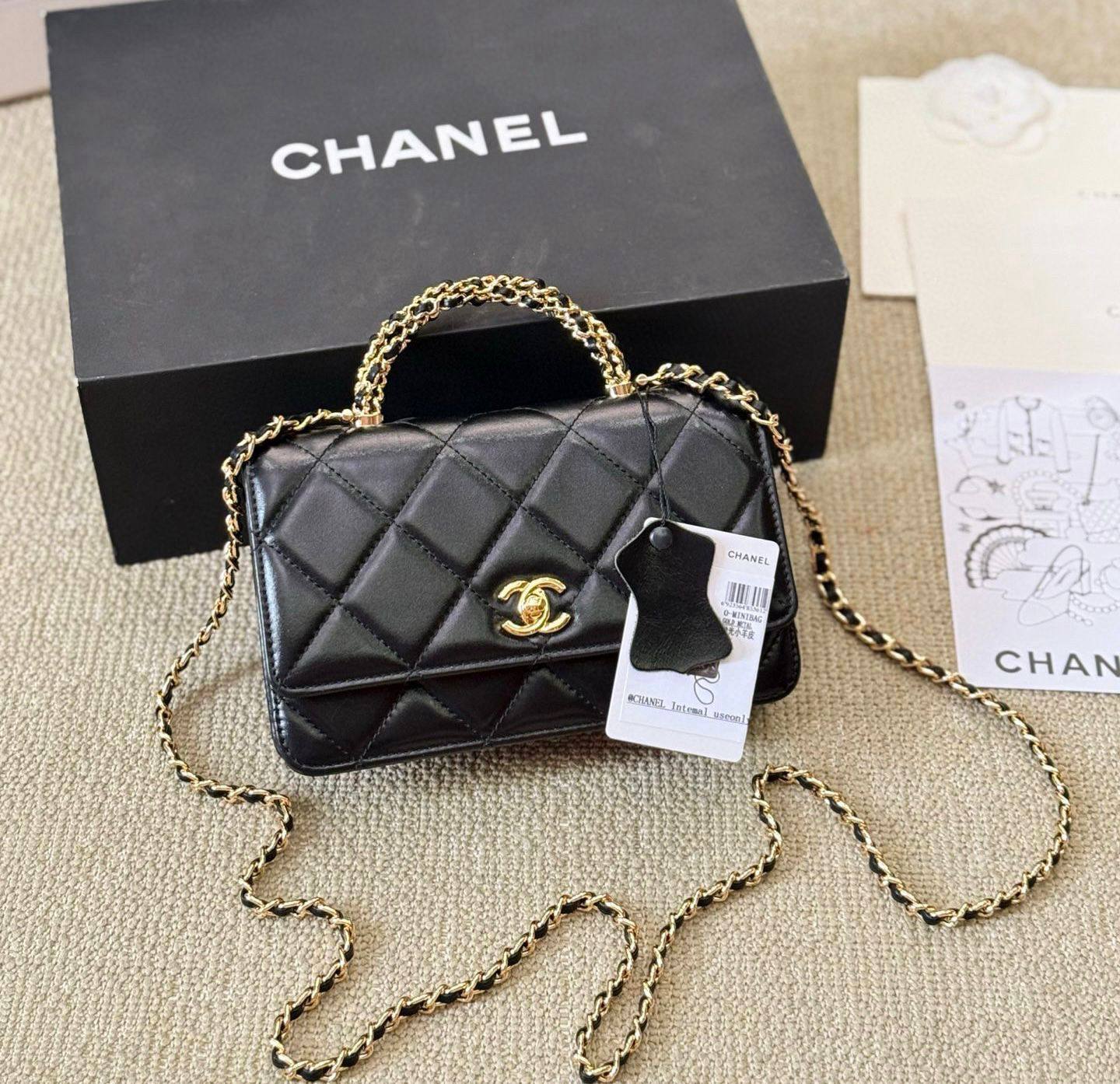 CHANEL

 NEW CAME GOOD QUALITY 
WITH BOX 
🎁🎁🎁

100 dhs🌺

Zain39
♥️♥️♥️