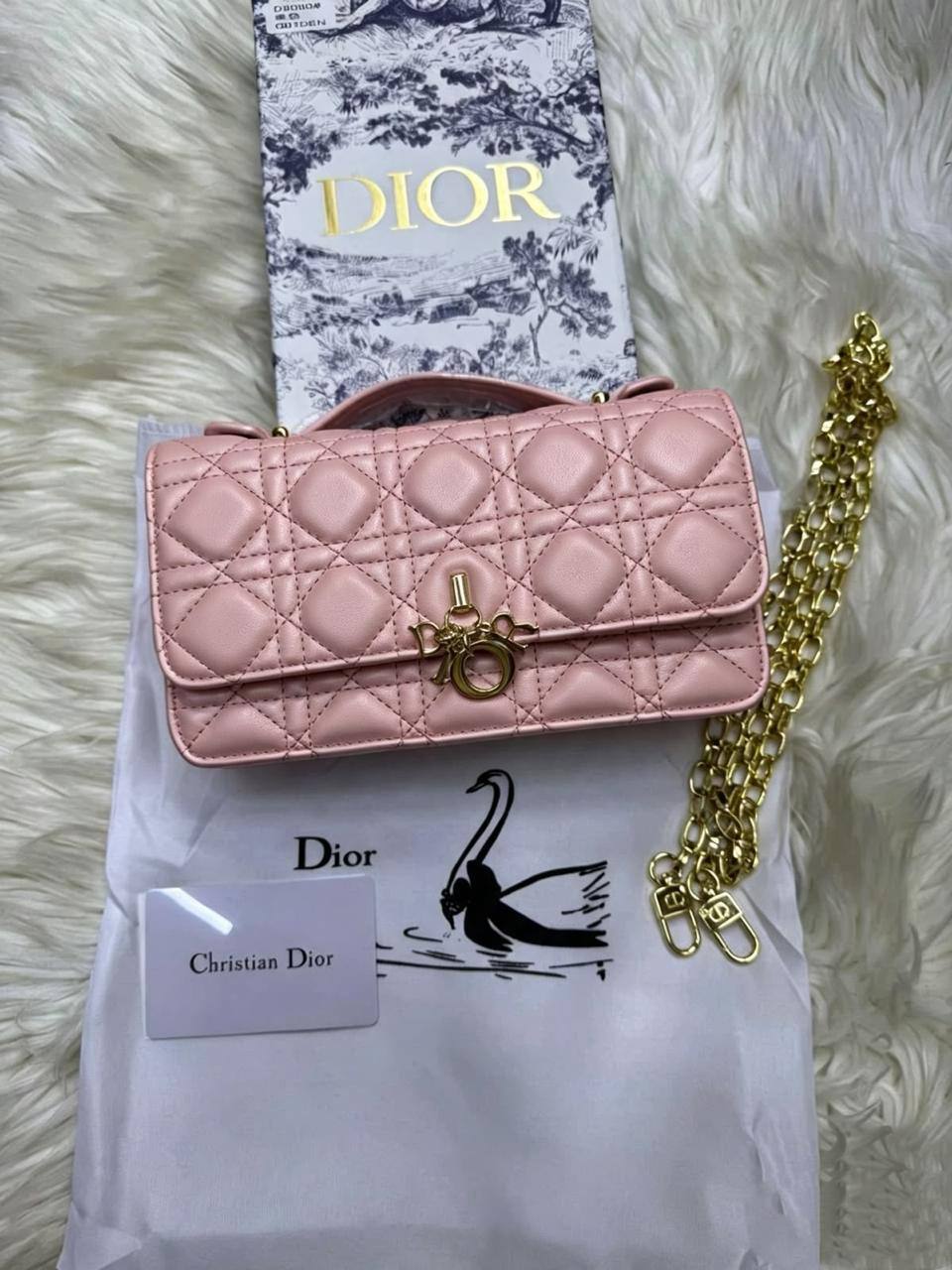 Dior woc

1⃣️ First quality +🎁

Size : 21 * 12 cm
110 dhs🇦🇪
 with box 🎁

Zain115
♥️♥️♥️