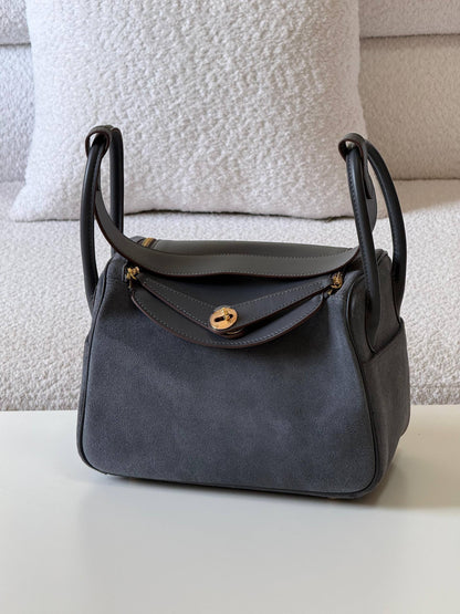 Hermes Lindy velvet 26cm💕master quality😍

with box❤️
🎁🎁🎁

580 dhs🪙🌨️

Zain52
♥️♥️♥️