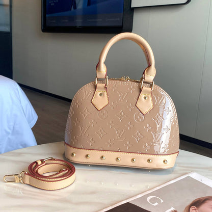 LV

Best quality 

with box
115 dhs🇦🇪🇦🇪

size 23CM

Zain290
♥️♥️♥️