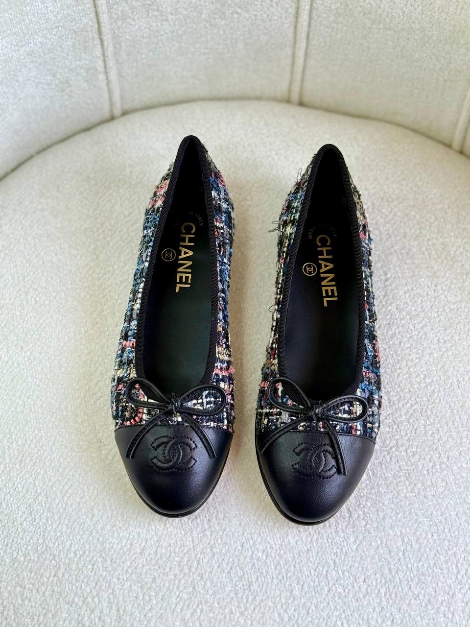 Chanel
Super *AAA* *+* Quality 💯 
With original packing🎁🎁
SIZE:36and42
450 dhs🖤

Zain309
♥️♥️♥️
