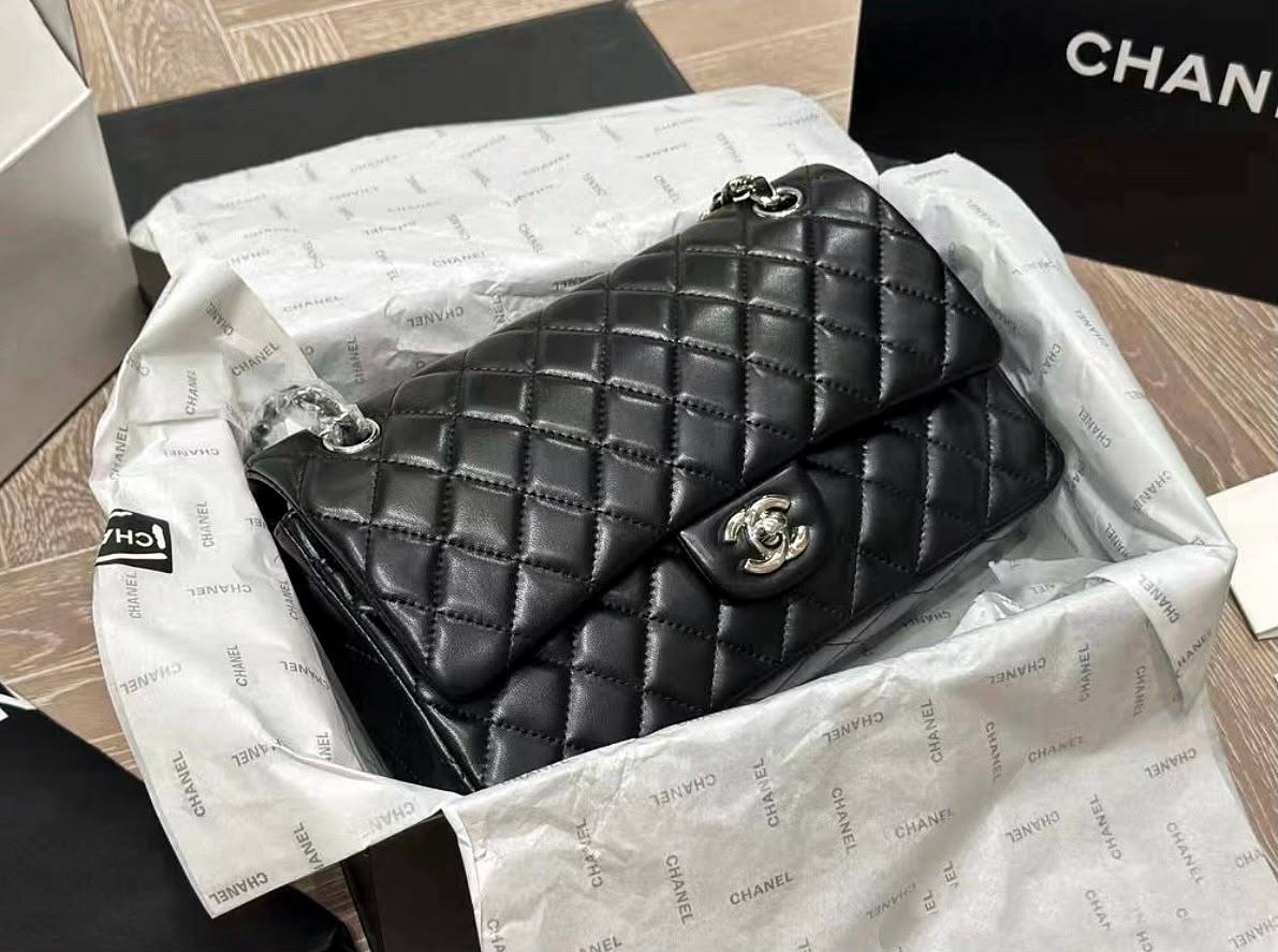 CHANEL

 NEW CAME 

HIGH QUALITY  

WITH  BOX  

150 DHS…🇦🇪🇦🇪
Zain295
♥️♥️♥️