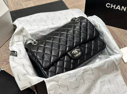 CHANEL

 NEW CAME 

HIGH QUALITY  

WITH  BOX  

150 DHS…🇦🇪🇦🇪
Zain295
♥️♥️♥️