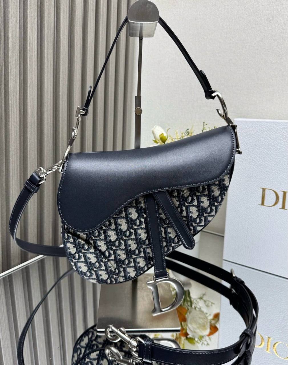 DIOR 
 HIGH QUALITY 
WITH BOX 
🎁🎁🎁

120 dhs✅

Zain295
♥️♥️♥️