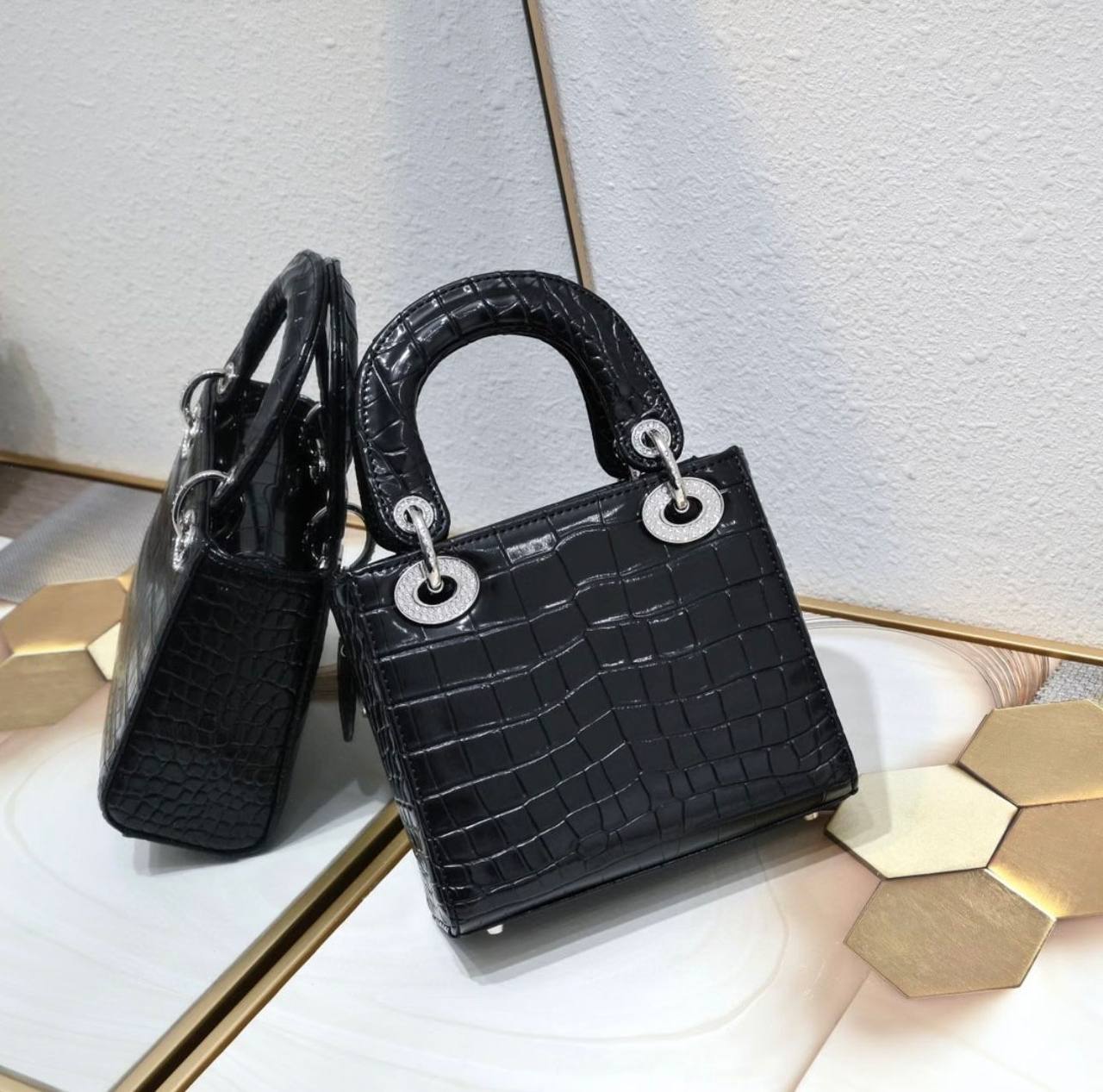 DIOR 
GOOD QUALITY
 WITH BOX 
🎁🎁🎁

120 dhs✅

Zain295
♥️♥️♥️