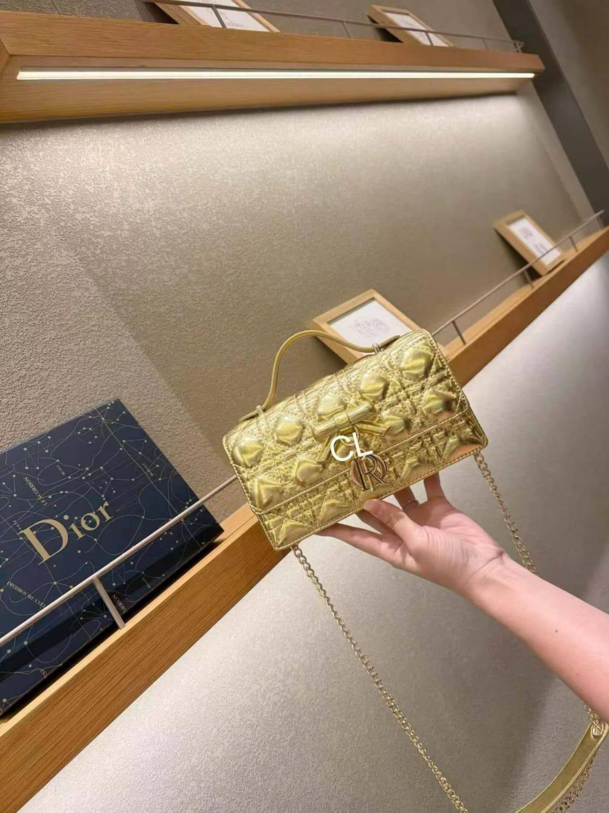DIOR
 GOOD QUALITY 
110 dhs🇦🇪🇦🇪
WHITE BOXS 
SIZE 22 CM

Zain200
♥️♥️♥️