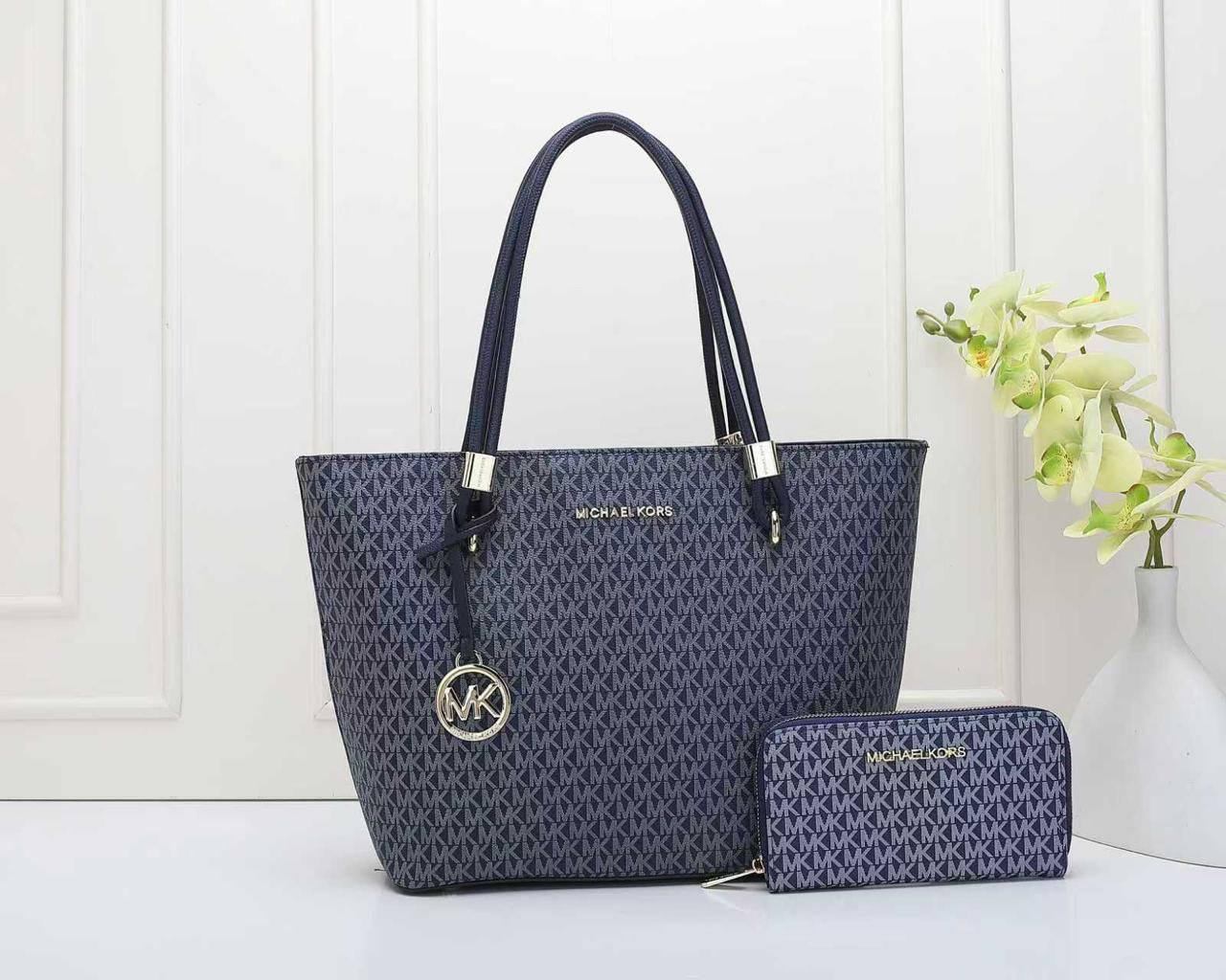 MK 
NEW CAME GOOD QUALITY 
105 dhs👑
SIZE : 32cm

Zain39
♥️♥️♥️