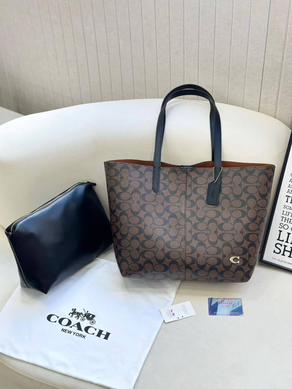 💞 Coach tote 2 in 1
1⃣️ First quality 
Size: 32 * 30 * 15 cm
90 dhs🌺

Zain115
