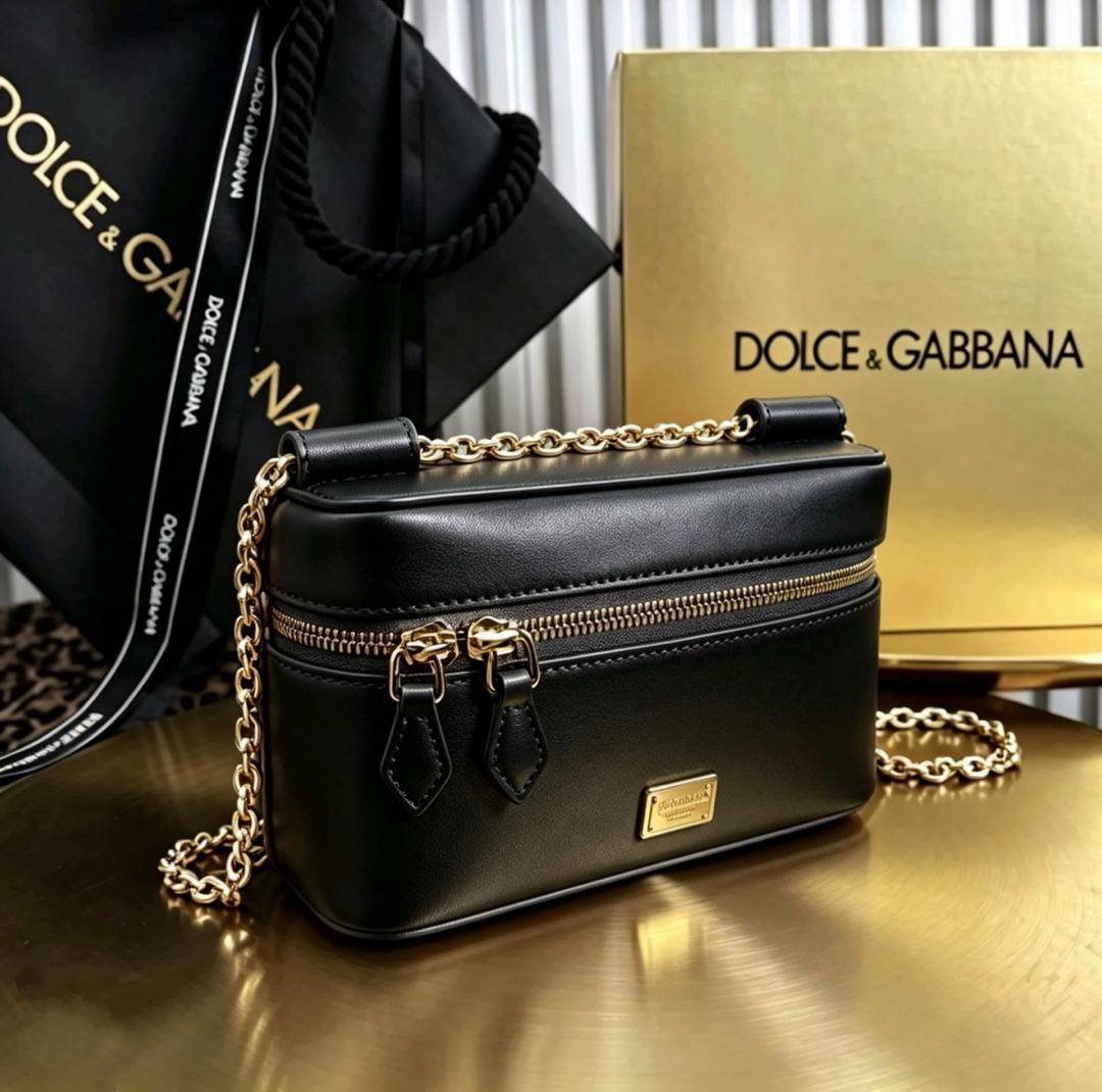 D&G
100 dhs🇦🇪🇦🇪
with box19cm

Zain26
♥️♥️♥️