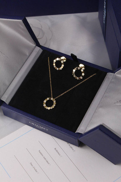CHAUMET 🤍💙
* ⁠↗️ *Super Master Quality 
* BEE DE CHAUMET SMALL MODEL PENDANT & EARINGS
Necklace with Earings 
*240 dhs👑* with *Normal* Box & Bag
*325 dhs👑* with *Orignal* Packaging 🎁

Zain209
♥️♥️♥️